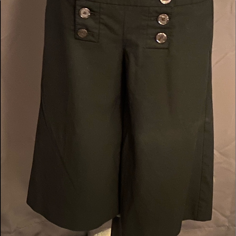 Button on both sides of capris make these so cute.